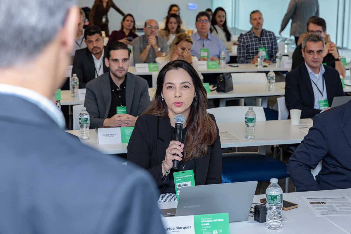 Profissionais colaborando em uma reunião