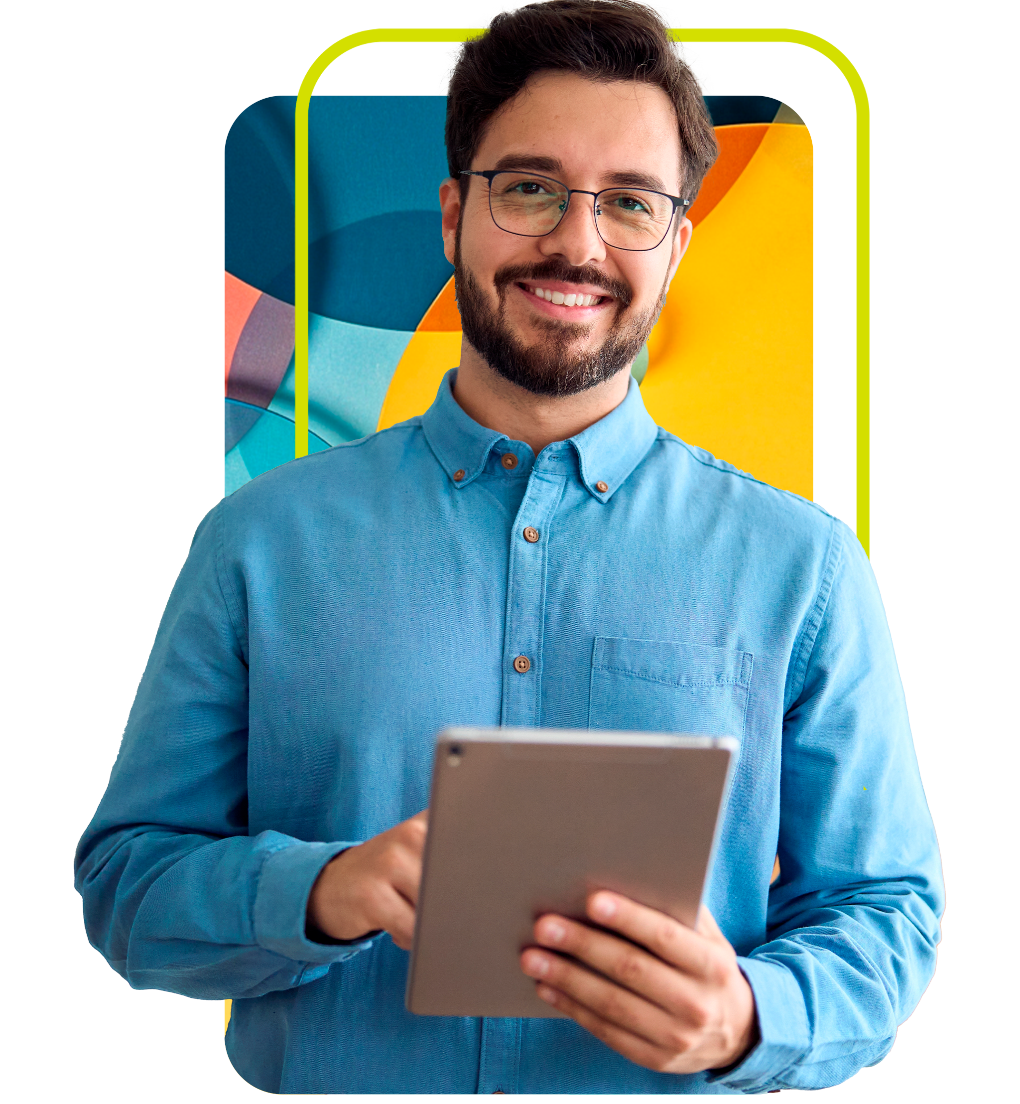 Um homem de pele branca sorridente, com barba curta, 
                        e óculos veste uma camisa azul de botões e segura um tablet 
                        digital com as duas mãos. Ele está olhando diretamente para a câmera. 
                        A imagem tem um fundo branco com elementos gráficos abstratos em azul claro 
                        e roxo, e um contorno amarelo-esverdeado que parece emoldurar parcialmente o homem.