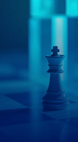 Uma peça de xadrez branca, um rei, está em destaque sobre um tabuleiro de xadrez azul e branco com um fundo desfocado que sugere um ambiente de negócios moderno com janelas e luz natural.