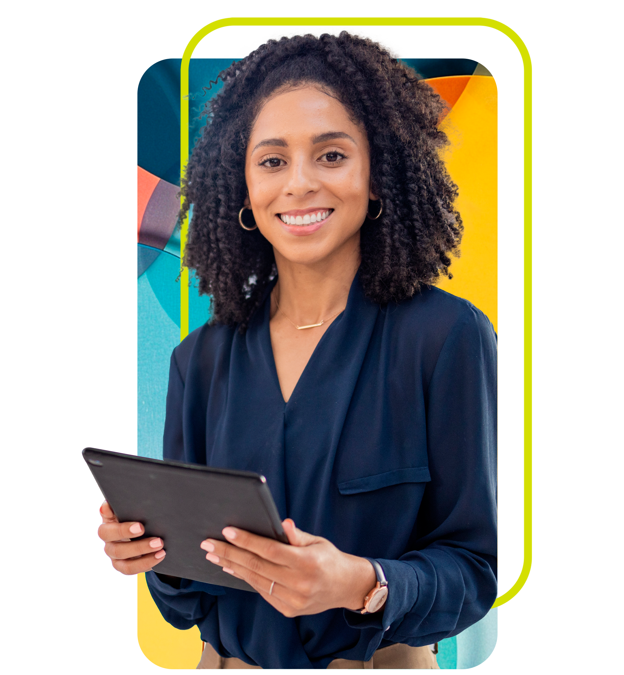 Uma mulher sorridente com pele morena clara e cabelos crespos escuros
                    está olhando para a câmera e segurando um tablet digital com as duas mãos. 
                    Ela veste uma blusa azul escura. Seu rosto está parcialmente emoldurado 
                    por um contorno amarelo-esverdeado que sugere uma interface digital. 
                    Formas geométricas abstratas em tons de azul, amarelo e laranja estão 
                    no fundo, dentro da área emoldurada. O fundo geral é branco com uma textura 
                    sutil de pequenos pontos azuis e elementos gráficos abstratos.