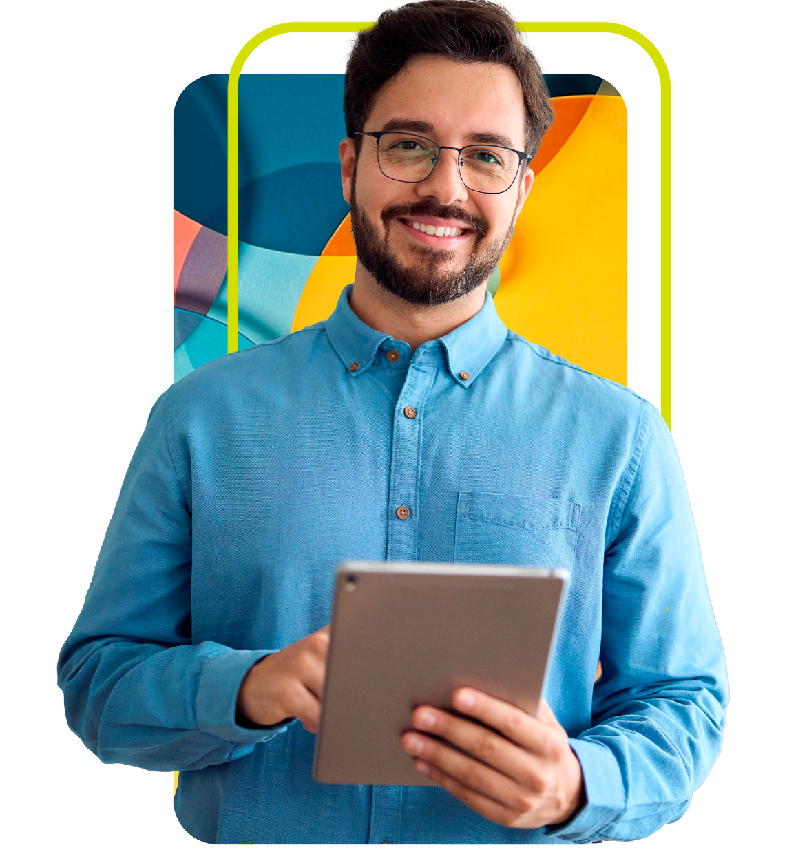 Um homem de pele branca sorridente, com barba curta, 
                        e óculos veste uma camisa azul de botões e segura um tablet 
                        digital com as duas mãos. Ele está olhando diretamente para a câmera. 
                        A imagem tem um fundo branco com elementos gráficos abstratos em azul claro 
                        e roxo, e um contorno amarelo-esverdeado que parece emoldurar parcialmente o homem.
